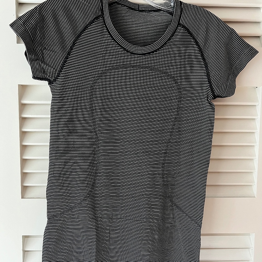 Lululemon tshirt